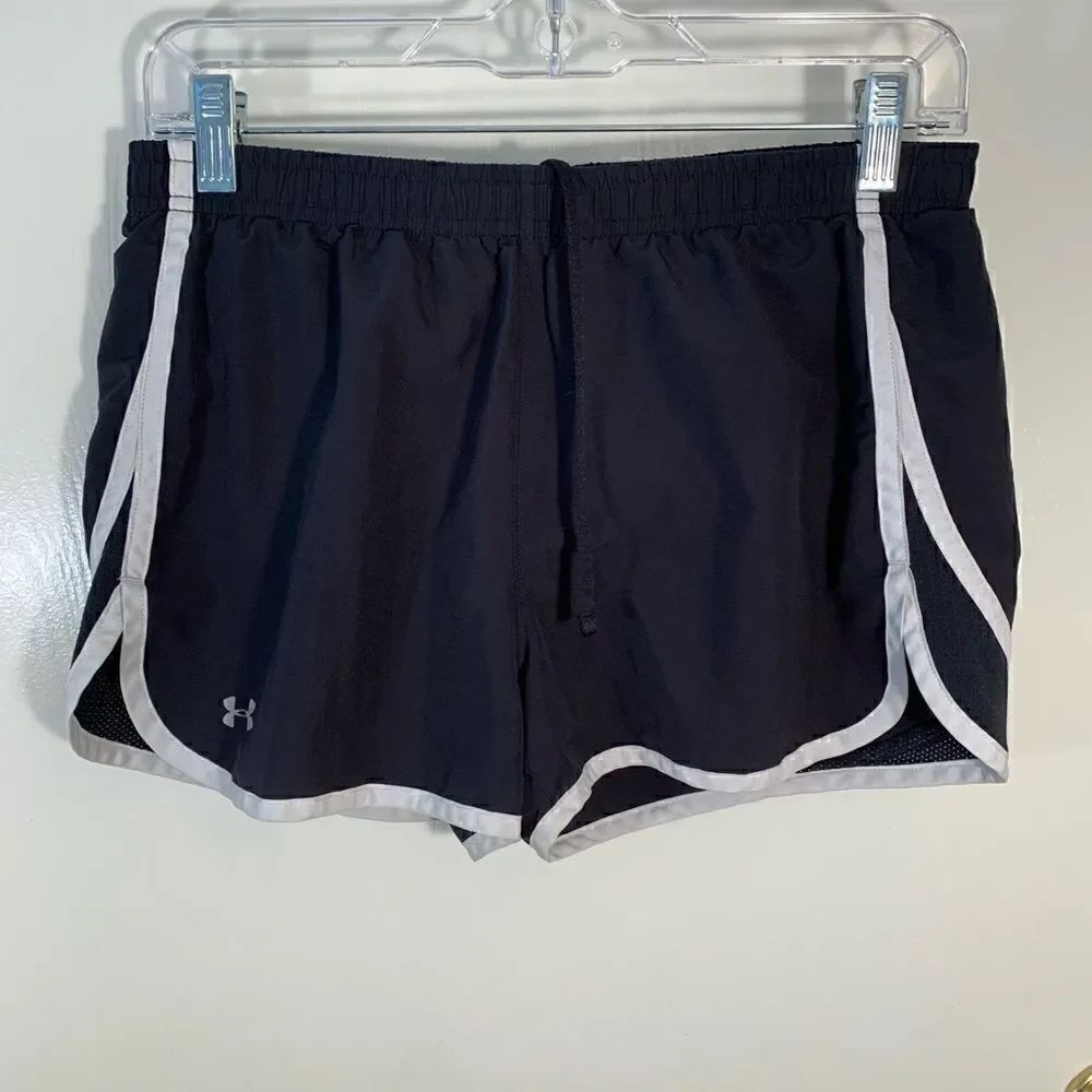 Under Armour EUC black/white heat gear semi fitted lined shorts Size medium